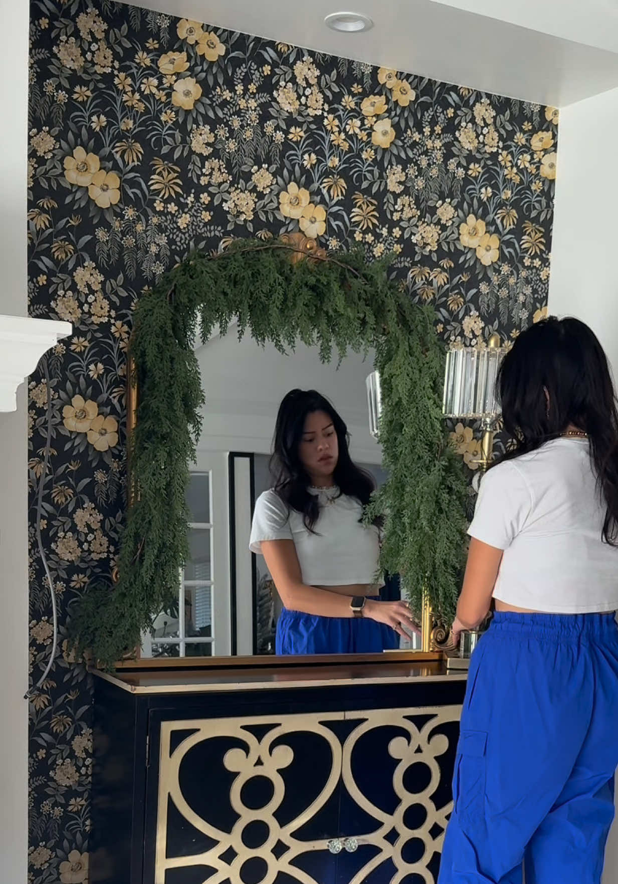 Who has started putting up their Christmas decor?!  I pulled everything out November 1st cause it’s officially the holiday season in my house ☺️ #Vlog #spendthedaywithme #workoutroutine #christmas 