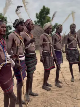 Karo coffee is a traditional beverage of the Karo people of the Omo Valley in Ethiopia. It is prepared communally and is often enjoyed during conversation or relaxation. Although coffee cultivation is not their primary activity, they consume it as part of their daily lives, maintaining the sense of hospitality characteristic of their culture.  #tribelife#nature#Lifestyle#inspirationofafrica#fypシ 