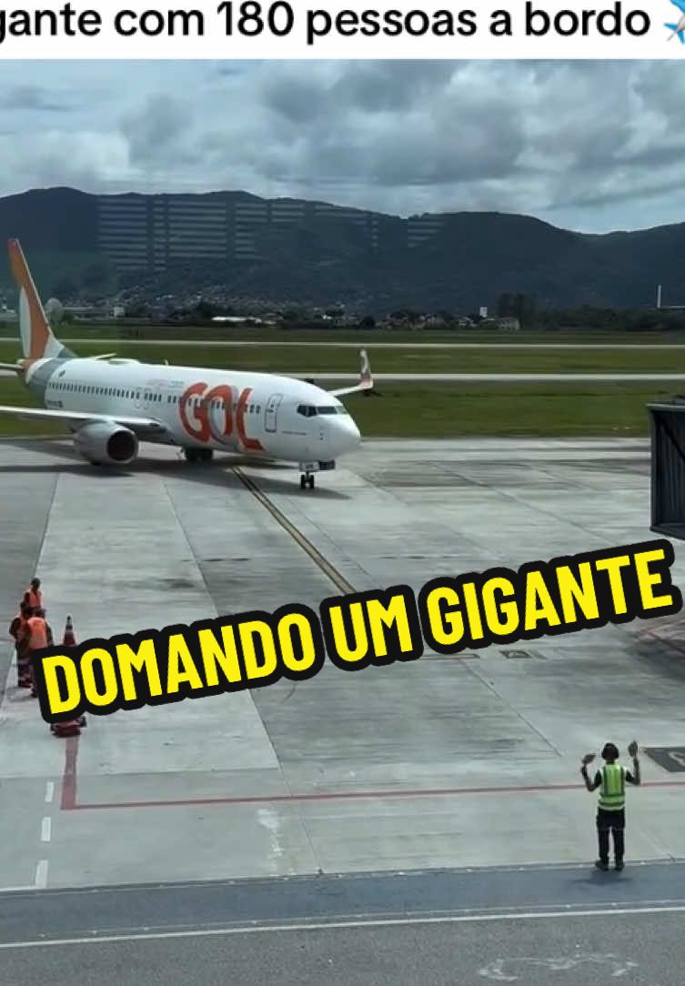 Só ficou faltando uma coisa no final!🧐 Veja o excelente profissionalismo do balizador de avião, guiando o 737-800 da Gol na chegada em Florianópolis! #aeroporto #aviao #florianopolis #gol #boeing 