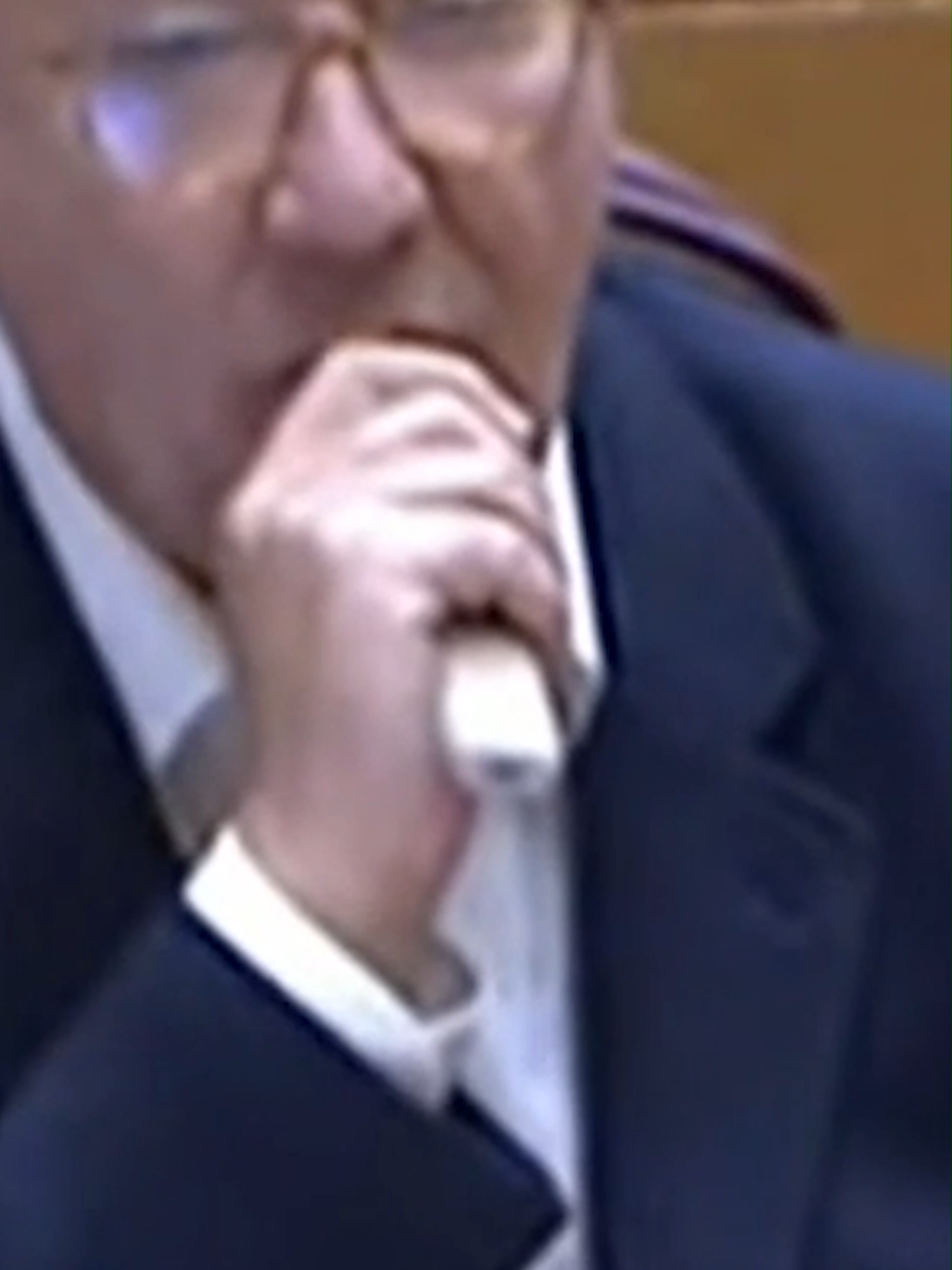 Javier Arenas, pillado 'vapeando' en el Senado durante la intervención de Mónica García #noticiastiktok #noticiascuatro #noticias #news