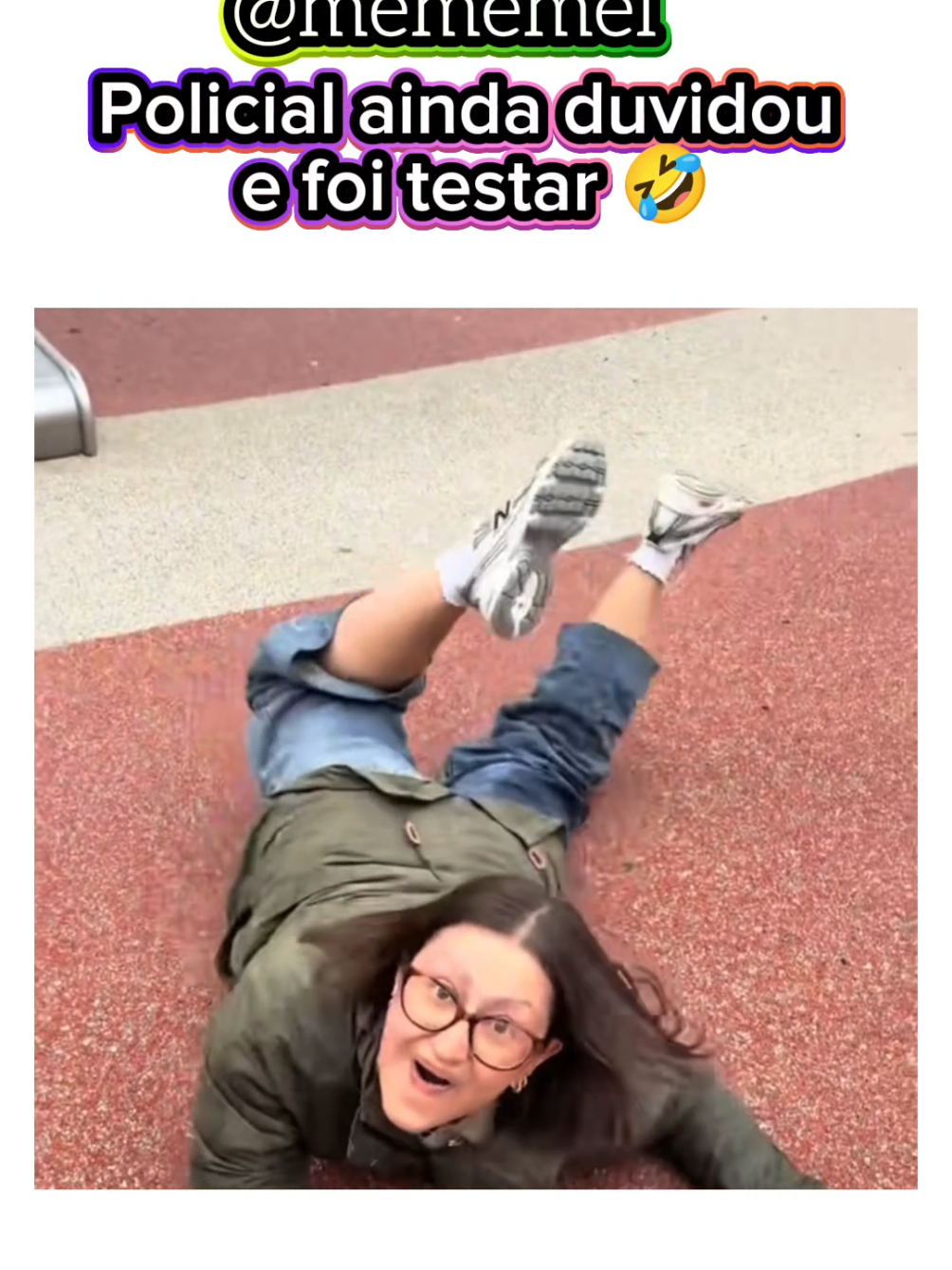 O policial duvidou do escorregador e foi testar depois de tantas quedas 🤣