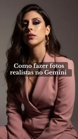 Como fazer fotos realistas no Gemini. Texto para criar foto profissional pelo Google Gemini. Criando foto com IA, não é Chat GPT . Passo a passo: 1 - abra o app do Google Gemini no seu celular. 2- anexe uma foto de perfil sua. 3- cole o prompt que deixei aqui na legenda e nos comentários.  📍 SEGUE O PROMPT: “ Usando fielmente todas as características físicas da foto enviada, crie uma fotografia hiper-realista de moda editorial, modelo centralizada e levemente inclinada, com cabelos iguais os da foto, soltos. Lábios rosados, maquiagem destacando os olhos com intensidade. Ela veste um conjunto de alfaiataria rosê estilo terninho sensual, combinando elegância e sofisticação. Usa brincos grandes de argola dourada e um colar de correntes douradas em camadas. A iluminação é dramática, com forte contraste entre luz e sombra, destacando principalmente o lado direito da imagem e o rosto da modelo. Fundo neutro em estúdio, atmosfera luxuosa e impactante. Manter as características da foto enviada, não distorcer nada. “ #creatorsearchinsights #googlegemini #gemini #prompt #nanobanana 