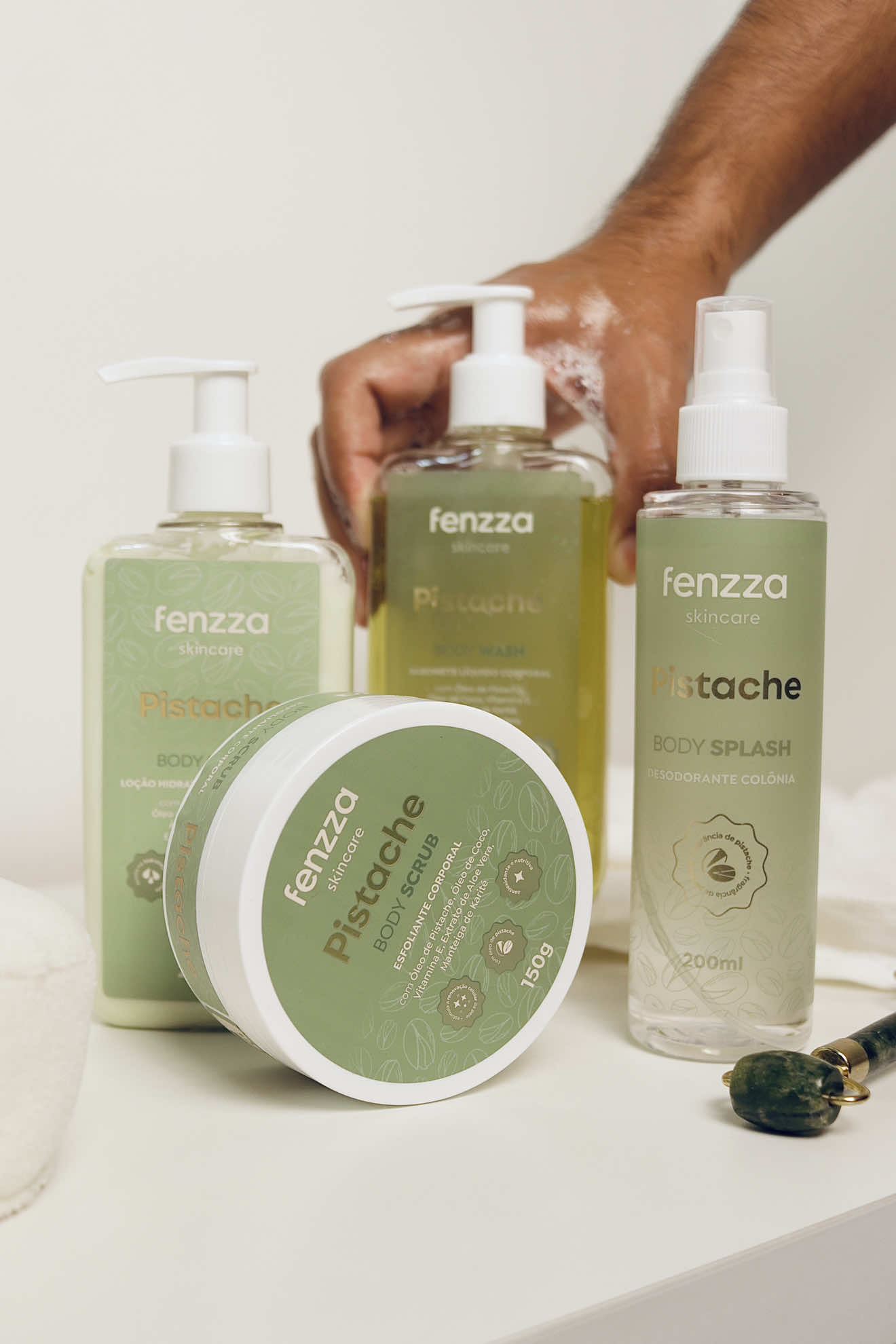 No meu banho premium não podem faltar produtos que deixem a pele macia, suave e perfumada. E a nova linha Body Care de Pistache da @Fenzza Make Up tudo isso! Com texturas super cremosas e um cheirinho delicioso, ela deixa a pele super hidratada e com um toque aveludado, é aquele tipo de produto que dá vontade de usar todo dia.  #Fenzza #BodyCare #Pistache #BanhoPremium Conteúdo Patrocinado 