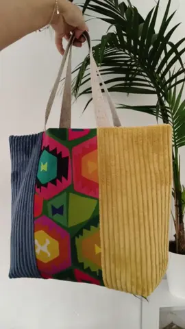 ✨ Envie d’un sac cabas punchy et ultra-peps pour l’automne ? Voici un tuto simple et original pour créer un cabas bi-matière à la fois coloré, pratique et unique 💛 Un mélange de velours côtelé et de coton d’ameublement aux tonalités fraîches et pétillantes, parfait pour égayer les journées d’automne 🍂 👉 Tissus issus de la collection ameublement des @Les Tissus du Chien Vert  💡 Dimensions et fournitures Extérieur : 6 rectangles de 18 cm (largeur) × 45 cm (hauteur) Doublure : 2 rectangles de 50 cm (largeur) × 45 cm (hauteur) Anses : 2 sangles de 60 cm de long (3 cm de large) 🧵 Tissus et sangles : Tous ces tissus sont à retrouver sur www.chienvert.com ou directement en magasin en Belgique 🇧🇪 Coton ameublement Bea Léa Home réf. 38696 Velours côtelé réf. 38111 & 38113 Sangle réf. 42378 Un projet facile et accessible, à personnaliser selon tes envies et tes chutes de tissus 💙💚💛 #couturefacile #saccabas #upcycling #tutocouture 