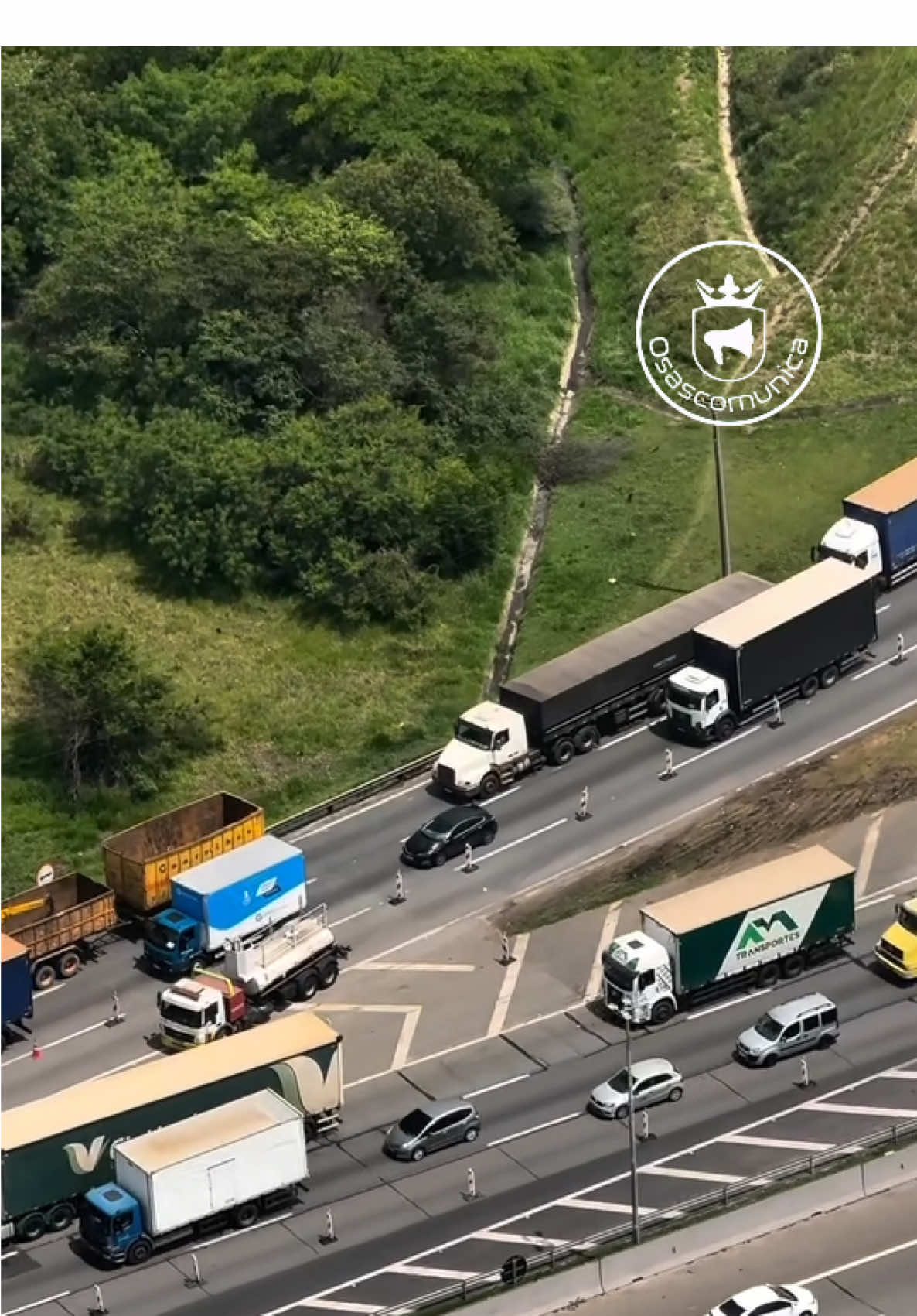 🚨ATENÇÃO: Congestionamento nos 2 sentidos da Castelo Branco! 🚧 Obras da CCR no Rodoanel causam um estrangulamento de faixas limitando o acesso dos veículos vindos da Rod. Castelo Branco, causando filas imensas em ambos os sentidos da Castelo, afetando também as regiões de Alphaville, Carapicuíba, Osasco e Barueri. 🗣️ Segundo relatos de motoristas quem passam pelo local e até helicópteros de reportagem que sobrevoam a área, não há necessidade de tamanho estreitamento de faixas, indicando que as obras ainda poderiam ser realizadas em segurança com menor impacto ao trânsito. . . . . . . . #alphaville #osasco #carapicuiba #jandira #barueri    