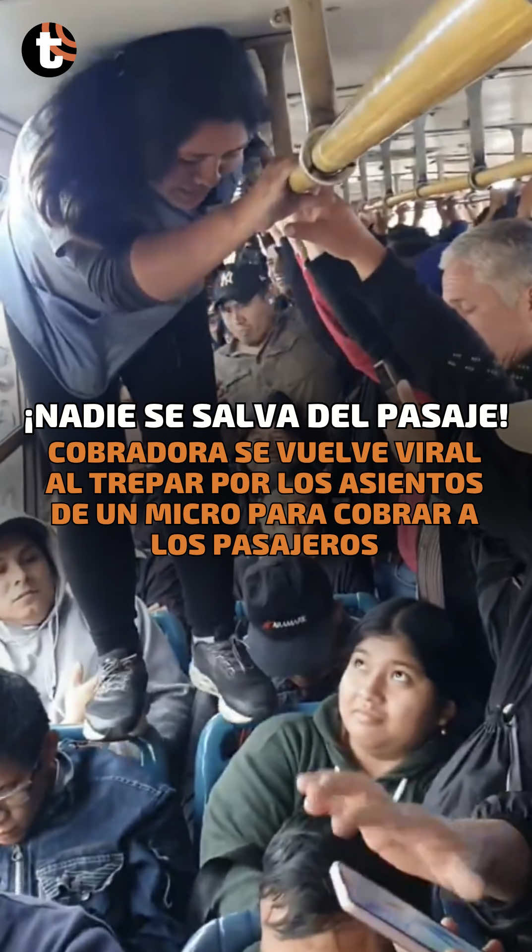 ¡Nadie se salva del pasaje!😱 Cobradora se vuelve viral al subirse a los asientos de un micro para cobrar a los pasajeros. #Viral #Perú #cobradora #micro 