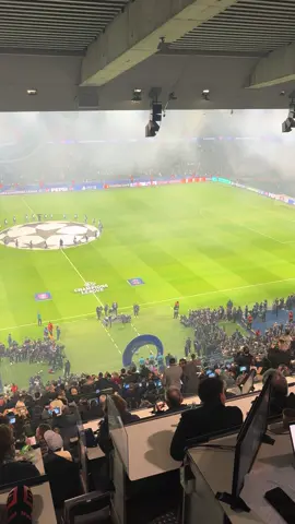PSG - Bayern : l’entrée des deux équipes et l’hymne de la Ligue des Champions  #football #PSGFCB #PSG #pourtoi #fyp
