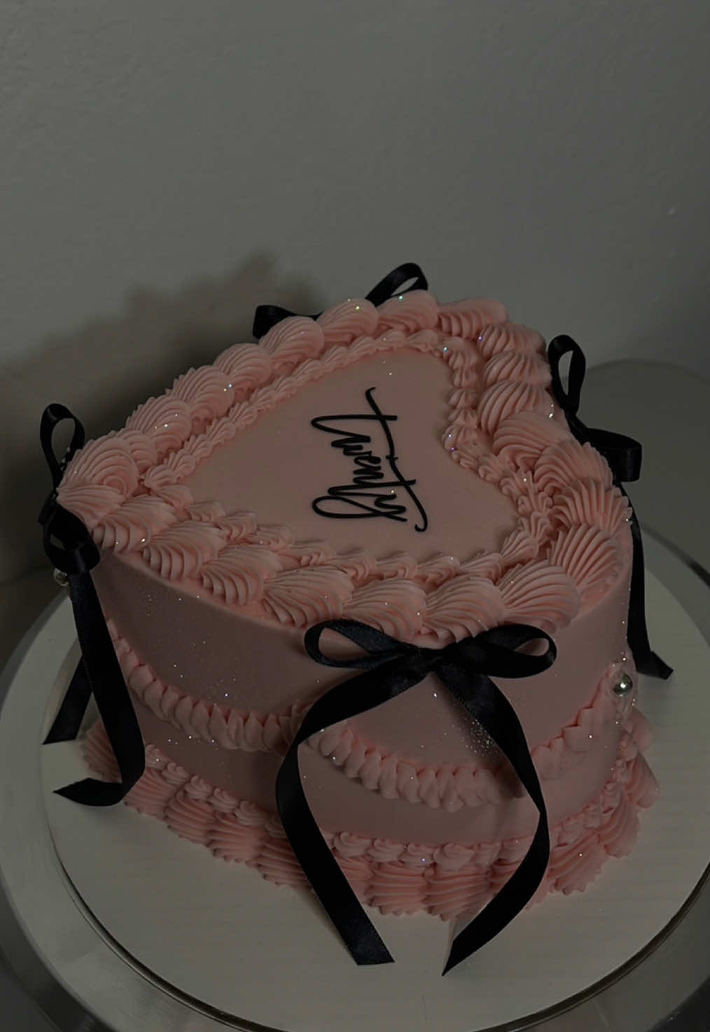 Can never go wrong with glitter ✨🖤 #babycakesbayarea #heartcake #glitter #cakedecorating #caketok 