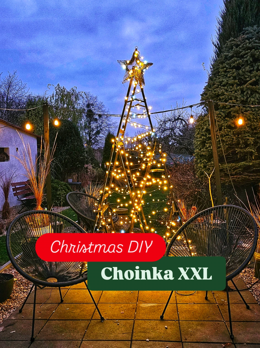 Choinka ogrodowa XXL 🎄 Koziołki mogą posłużyć nie tylko do stworzenia gwiazdy 👌 ➡️ 6 koziołków drewnianych ➡️ łączniki metalowe ➡️ czarna farba i trochę wkrętów ➡️ lampki świąteczne I... mamy kolejną dekoracje do ogrodu 🎅 Do dzieła! Jak Wam się podoba? 😍 Od razu odpowiem na pytanie - a co z tym świętach?😅  Demontujemy i chowamy do garażu 💪 #christmas #DIY #doityourself #mydiy #xmas 