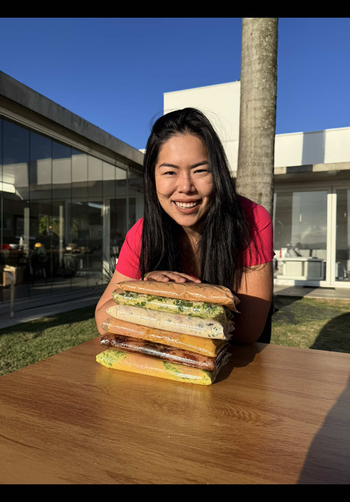 E é assim que a gente mantém a dieta em casa, com frango gostoso 😅 Vou deixar aqui pra vocês os ingredientes de cada marinada 😉 01. Leite de coco, curry, açafrão, coentro, tahine, alho pimenta e sal 02. Shoyu, molho de ostra, molho ingles, alho caramelizado e oleo de gergelim 03. Raspas e suco de laranja, mostarda, gengibre e mel, sal, alho e pimenta 04. Iogurte, hortela, azeite, alho, sal, pimenta e geleia de cupuacu  05. Azeite, salsinha, cebolinha, manjericão e raspas de limão, queijo ralado, alho, sal e pimenta   06. Iogurte, barbecue, páprica picante, alho, sal, pimenta e cominho  Qual dessas você mais gostaria?  #marinadadefrango #frango #marinada #comidasaudavel 