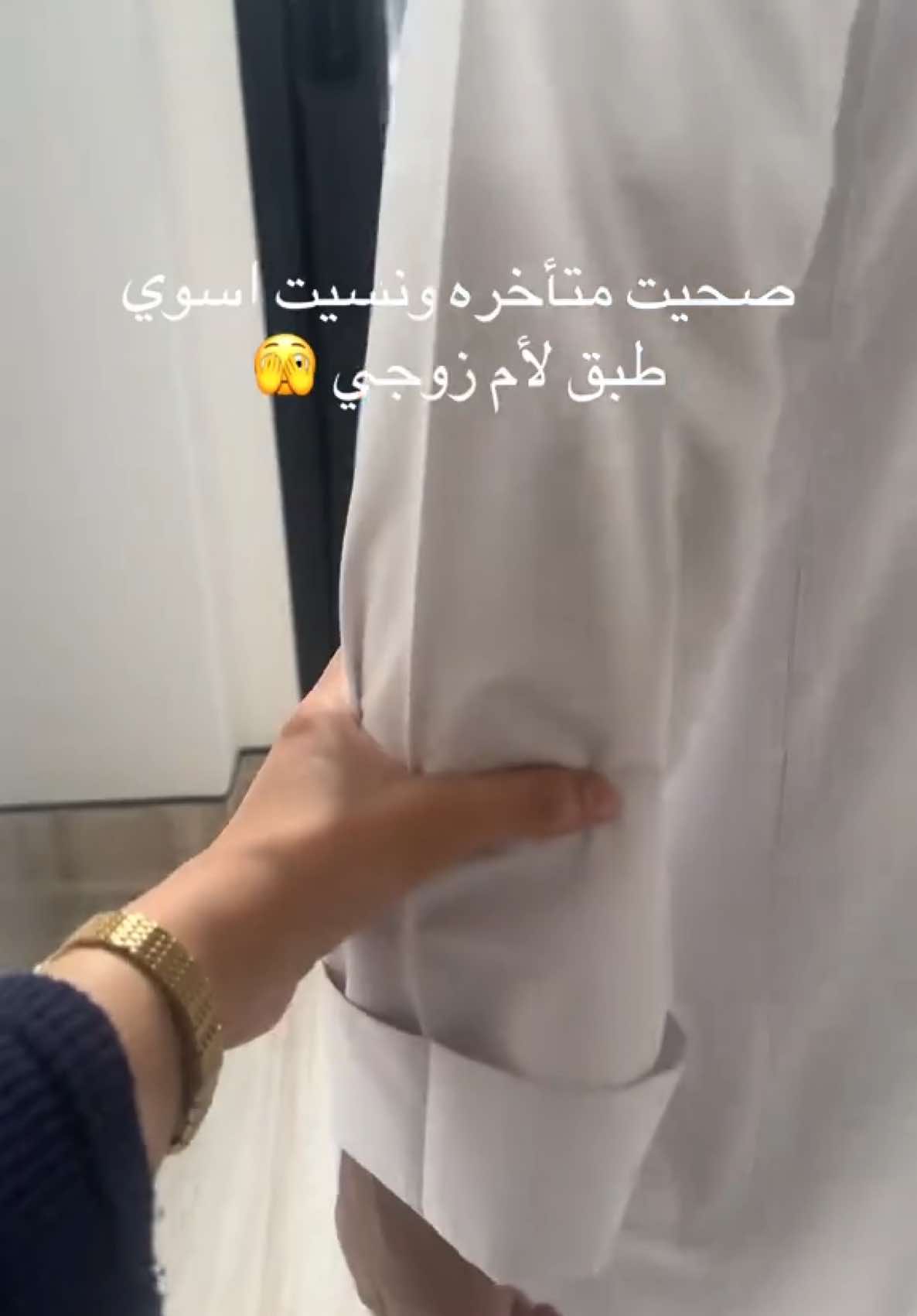 ✨تشيز كيك بسيط✨🍰      القاعدة :    بسكويت شاي واصبع زبدة 🧈 نذوب الزبدة ونخلطها ونحطها بالصينية    🌸 بخلاط الكيك 🌸 : 	•	6 حبات جبن كيري مع 5 ملاعق جبن فيلاديلفيا او تقدرون تخلونها كلها جبن كيري بس     تكون 12 حبه  	•	3/4 كوب سكر 	•	1/2 كوب كريمة 	•	1 علبة قشطة 	•	فانيلا 	•	1 ملعقة كبيرة نشا 	•	1 بيضة 🥚 	•	 عصرة ليمون 🍋  الحشوة: 🫐  توت أحمر او أزرق او اسود  👩🏻‍🍳 الطريقة 👩🏻‍🍳: 	1.	نحط ورق زبدة. 	2.	نخلط بسكويت الشاهي مع الزبدة ونرّصه بالصينية وندخله الفريزر حتى نجهز الحشوة. 	3.	بالخلاط نخلط الجبن والسكر حتى يتجانس القوام، بعدها نضيف باقي المقادير ونكمل خلط. 	4.	نصب الخليط بالصينية. 	5.	نغسل التوت ونوزّعه على التشيز، وندخلها الفرن على درجة 160 او 170 من تحت حتى تستوي وبعدين نشغلها فوق تحميره خفيفه خلوكم قريبين منها، بعد ما تستوي نتركها تبرد او تدخلونها الثلاجة وبعدين قدموها. وبالعافية ❤️ #تشيز_كيك #عمتي 