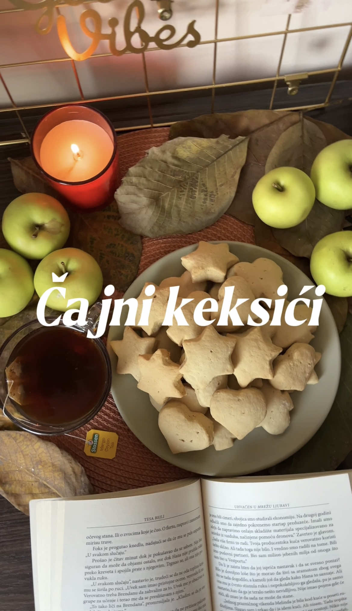 ČAJNI KEKSIĆI ☕️🍁 Koja je vaša prva asocijacija na jesen? 💭 Potrebni sastojci: - 100g putera (sobne temperature) - 110g šećera - 1 jaje  - 3 kašike ekstrakta vanile - 300-400g brašna - 1 kesica praška za pecivo - 90ml ohlađenog čaja (ja sam koristila dve kesice, jednu ukus mango a druga ukus pomorandže @stassen.rs i @stassenceylontea ) Način pripreme: Skuvati 2 kesice čaja u 90 ml vode i ostaviti da se potpuno ohladi. Kada je čaj hladan kreće priprema. Umutiti jaje sa šećerom i vanilom, potom dodati puter i čaj. Sve dobro izmešati za kraj posteno dodavati prašak za pecivo i brašno. Testo treba da bude dovoljno čvrsto da se može oblikovati rukom, ali i dalje mekano. Ostaviti u frižideru oko 15-20 minuta da se stegne pa izvaditi i oklagijom rastanjiti na otprilike 1cm debljine. Oblikovati po želji pa staviti u zagrejanu rernu na 200 stepeni na pečenje oko 8-10 minuta. Ako volite možete ih posuti šećerom u prahu. Prijatno. #stassensrbija #cajnikeksici #food #foodstagram #foodstyling #foodblogger #foodblog #foodstagram #foodstylist #FoodLover
