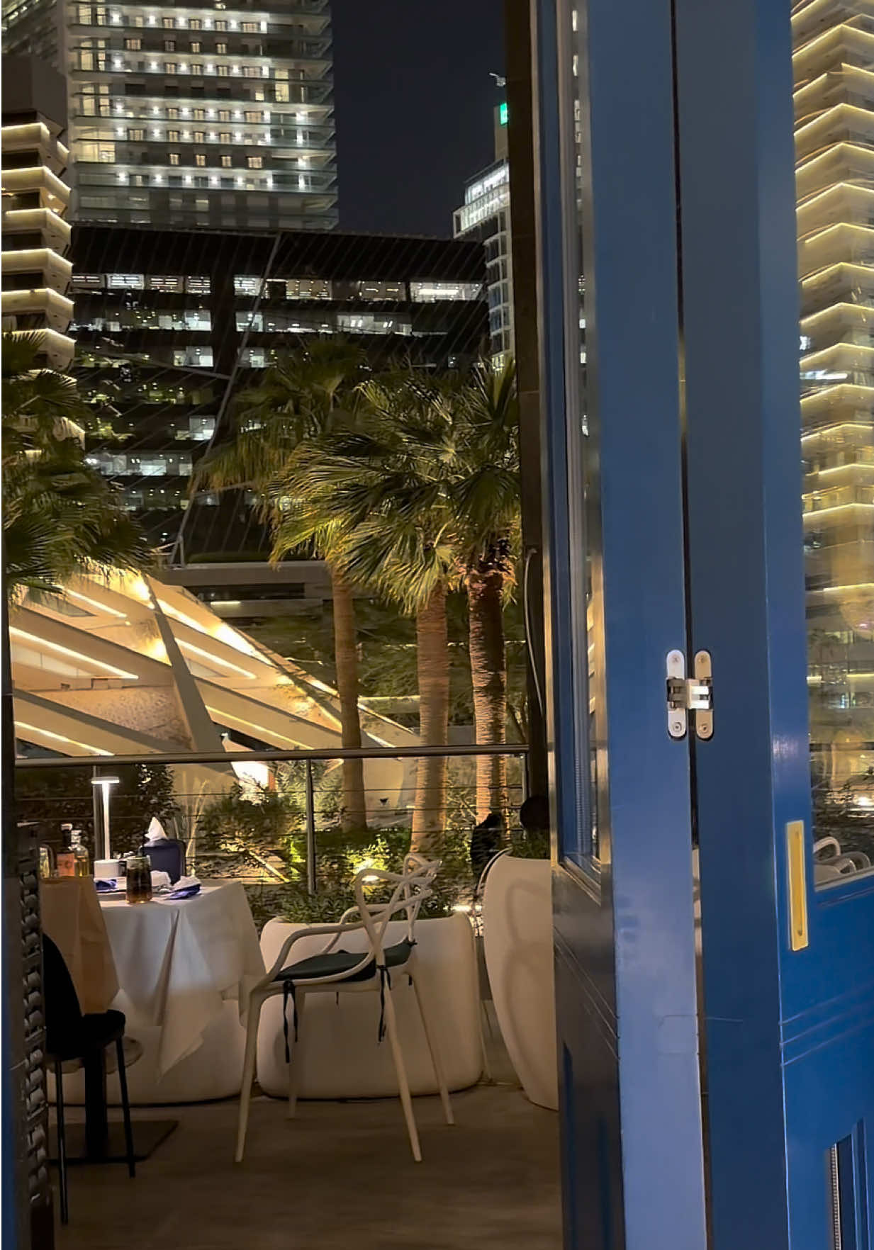 عشاء وسط اجواء الرياض الخياليه 🤩💙💙 #الماليه #كافد #monopoly #مونوبولي #مطاعم_الرياض 