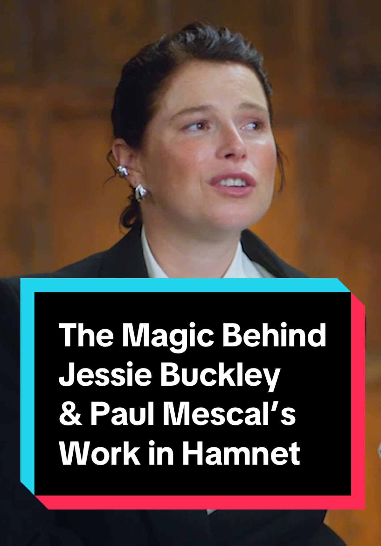 On the latest edition of @whatsnoovie’s Close-up with Perri Nemiroff, a little peek behind the curtain at how two masters at their craft tackle their work. Cannot wait for everyone to see what Jessie Buckley and Paul Mescal accomplish in HAMENT when the movie hits select theaters on November 26, and then expands on December 5. And in the meantime, catch the Hamnet edition of Close-up on the big screen, or you can watch the full conversation on the Noovie YouTube channel! #jessiebuckley #paulmescal #hamnet #actor #acting 