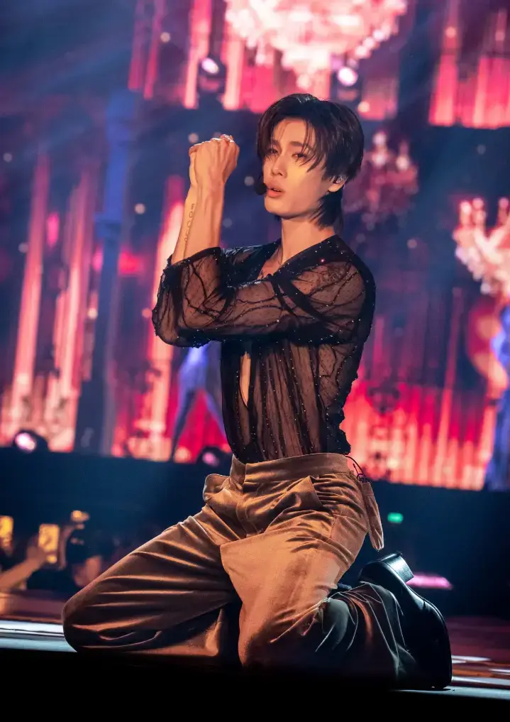 WHAT THE HELLY!!! PHUWIN’S BACK IS SO DAMN HOT 😭🔥😭. #phuwintang #fyp #foryoupage #4u #phuwintangsakyuen