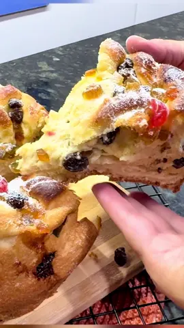 Esse pão doce de Natal vai deixar sua ceia inesquecível! 🎄✨ Macio, recheado e com aquele sabor que abraça a alma. Descubra o segredinho que faz toda a diferença no preparo! 🍞❤️  #Natal #ReceitaNatalina 