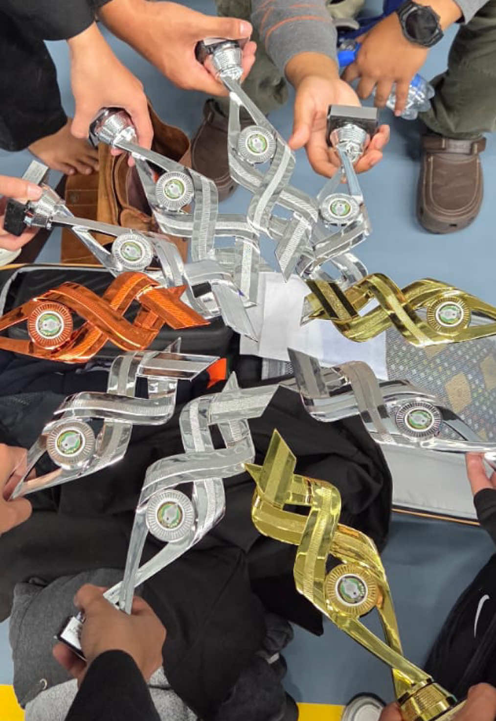 🎬 Short story 🎥 Op 19 september 2025 vertrokken we vanuit Suriname 🇸🇷 naar Nederland 🇳🇱 voor een avontuur dat we nooit zullen vergeten. Ons doel? Om Suriname te vertegenwoordigen op het International Open Pencak Silat Tournament in Mijdrecht, georganiseerd door de Nederlandse Pencak Silat Federatie (NPSF). De eerste dagen waren zwaar maar mooi. Elke ochtend om 8 uur stonden we op straat om te trimmen — kilometers lang, in de frisse Nederlandse kou 🥶 (van 30 naar 8 graden!). In de middagen trainden we samen met andere Pencak Silat-scholen, deelden we technieken, lachten we, en bouwden we aan ons vertrouwen. Onder begeleiding van onze coach en schoolleider Andy Soeropaiman gingen we met focus en trots richting wedstrijddag. Op 27•09•2025 was het eindelijk zover ✨ Team Pamor Badai Suriname trad aan in de categorieën Tanding (vechten), Seni Solo Creatief (creatieve expressie) en Regu (stijlpatronen in teamverband). Onze Surinaamse pesilats gaven alles wat ze hadden — met hart, discipline en geloof. En met succes 🏆 We namen in totaal 9 medailles mee naar huis: 🥇🥇 2x goud 🥈🥈🥈🥈🥈🥈 6x zilver 🥉 1x brons ✨ Onze deelnemers ✨ • @Priscilla Wirokarso  – Solo creatief dames & Regu senioren dames • Romy Slijngard – Tanding 55-60kg & Regu senioren dames • Tamani Autar – Tanding 50-55kg & Regu senioren dames • Ifaar Ngadino – Solo creatief heren • Matthew Doelahmarsidi – Tanding junioren 60-65kg • @Siddiq Eskak – Tanding senioren 60-65kg • Jaïr Doelahmarsidi – Tanding senioren 70-75kg 💪🏽 En wat een teamprestatie: iedereen heeft gestreden met passie en respect. Deze reis heeft ons niet alleen sterker gemaakt, maar ook dichter bij onze cultuur gebracht. Pencak Silat is niet zomaar vechtsport — het is traditie, discipline en erfgoed dat leeft 🇮🇩🤝🇸🇷 Alhamdulillah 🤍 voor deze zegen en kans. Zó dankbaar voor iedereen die me gesteund heeft — in het bijzonder mijn familie, voor hun onvoorwaardelijke steun en sponsoring ❤️ En een speciale dank aan mijn persoonlijke sponsors: • All Travel Service by Mer • Lucy’s Garden Suriname • Camp Anja En ook aan @SIB Group of Companies voor de ondersteuning aan onze school — jullie hebben dit avontuur mogelijk gemaakt 🌟 Deze ervaring heeft me geleerd dat passie, discipline en geloof in jezelf je écht ver kunnen brengen 🙏🏽 #pencaksilat #suriname #fyp #pamorbadaisuriname #martialarts           ⸻ 💡 Tip voor TikTok: Plaats dit als “lange caption” in delen — of gebruik het begin (het verhaal tot het toernooi) in de beschrijving, en vertel de rest (uitslagen + dankwoord) in de video zelf via voice-over of tekst op scherm. Wil je dat ik help om het in delen te knippen (zoals Deel 1 / Deel 2) zodat het perfect past binnen TikTok’s tekstlimiet?