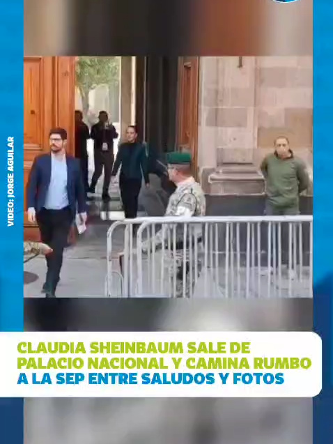 ¡Sheinbaum Sorprende en el Centro Histórico! La presidenta Claudia Sheinbaum dejó Palacio Nacional este martes y caminó por la calle Moneda, en el Centro Histórico, con un mínimo equipo de logística, para asistir a la Reunión Nacional de Universidades e Instituciones Públicas de Educación Superior en la sede de la SEP. Peatones y ciudadanos reaccionaron con sorpresa al ver a la mandataria recorrer la zona sin el habitual despliegue de seguridad. Un momento inusual en la capital. #Sheinbaum #CDMX #CentroHistórico #Política