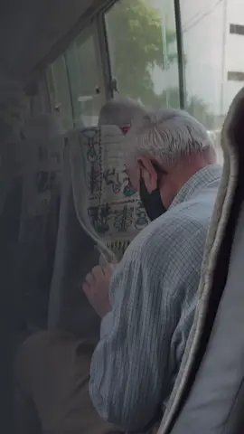 با بە تاقی تەنیا بم  نە سیڕەی دەرگەم دەوێ نەترپەی هەنگاوی تــۆ لێم دوورکەوە ئازیزم  من شەڵاڵی شعرێکم  لەسەر سحری چاوی تــۆ ! -پەشێو #کورد #کوردستان #کوردی  #کتێب #زمان 