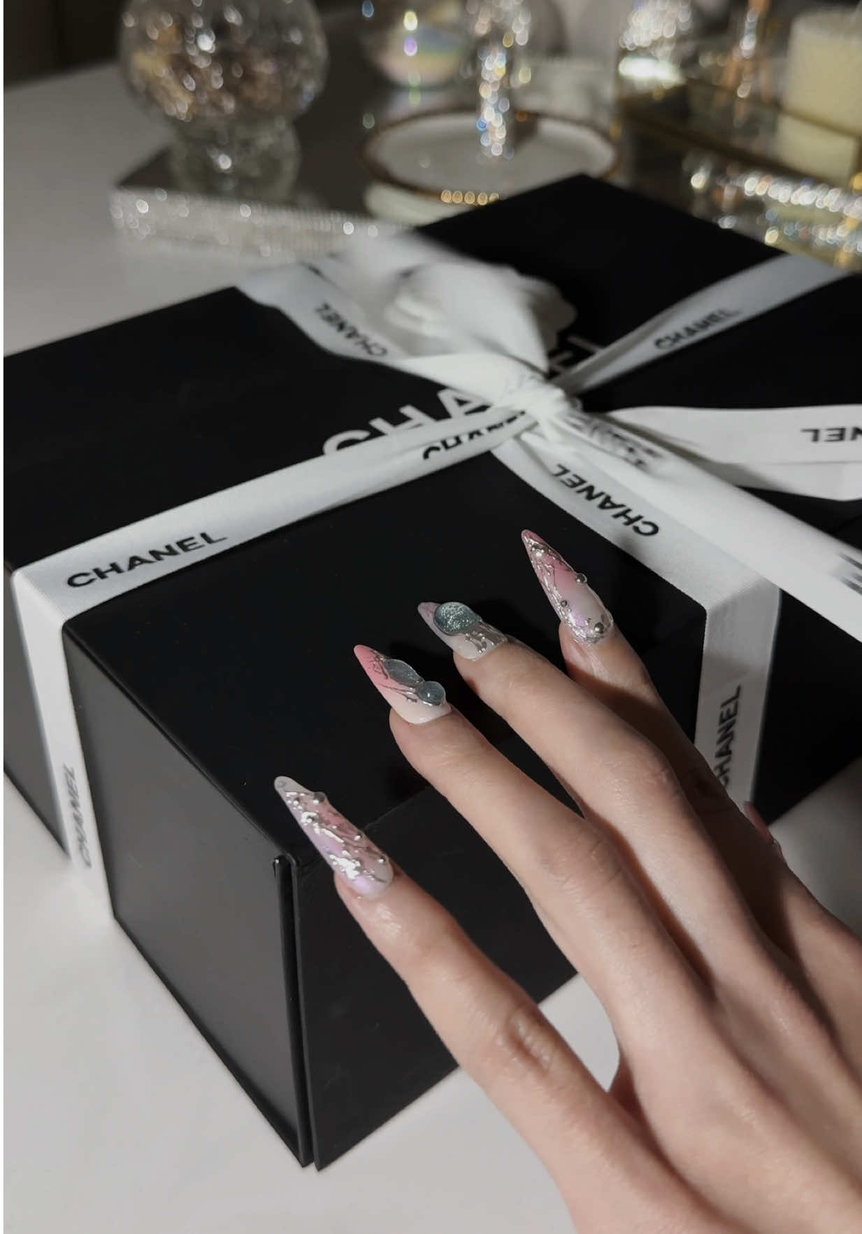 Unboxing my second BLACK, Chanel classic double flap bag  but instead of caviar leather i got lambskin which is much more delicate and elegant 😍 Size: Medium #goldhardware #chanel #doubleflap #luxury  