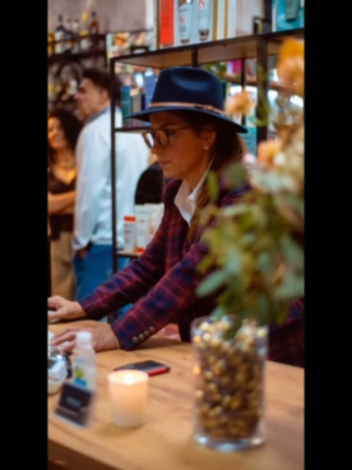 Es gibt Momente, die neue Wege erhellen. Momente, die Träume, Hingabe und Liebe zu dem widerspiegeln, was wir tun. Die Eröffnung des Teresa Leite Salon ist genau so ein Moment: der Beginn einer Geschichte voller Schönheit, Sorgfalt und Vertrauen. An diesem besonderen Tag öffnen wir unsere Türen für Sie – für alle, die an die Kraft des Wohlgefühls glauben, an die Kunst der Berührung und an die Freude, sich selbst zu feiern. Wir wünschen uns, dass jeder Winkel unseres Salons ein Lächeln weckt. Dass jedes Detail schöne Erinnerungen schafft. Dass jeder Besuch zu einem einzigartigen, unvergesslichen Erlebnis wird. Feiern Sie mit uns diesen neuen Schritt, stoßen Sie auf unsere Erfolge an und genießen Sie einen Abend voller Überraschungen und Begeisterung. Der Teresa Leite Salon steht für Eleganz, Inspiration und Wohlbefinden. Und jetzt fehlt nur noch Sie, damit alles vollkommen ist. Wir freuen uns auf Sie! Denn wahre Schönheit beginnt mit dem Leuchten Ihrer Augen. ✨