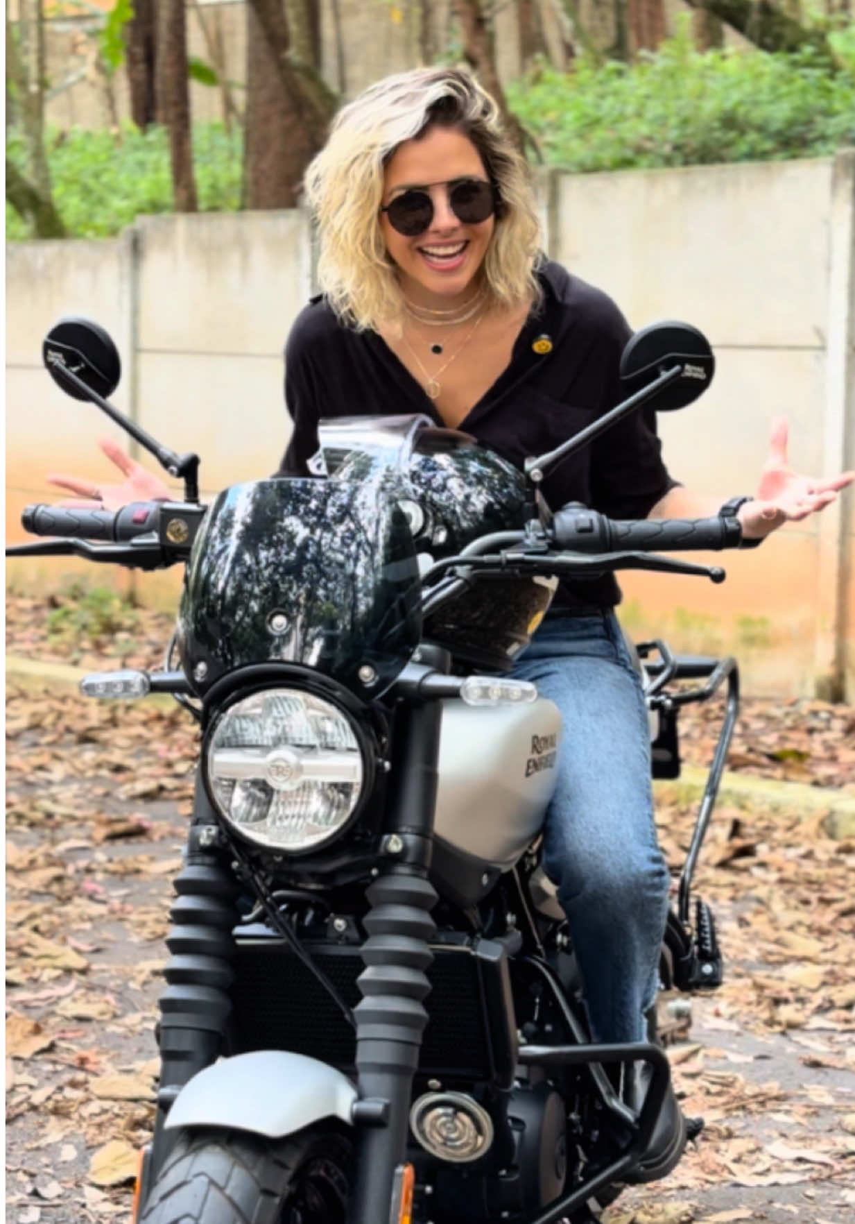 Como a Royal conseguiu trazer uma moto com tudo isso por R$ 28.990? No mercado de hoje, tem moto que entrega menos e custa bem mais. Essa é a Guerrilla 450, pra mim, é a moto mais gostosa de pilotar da Royal Enfield,hoje. Ela vem com o motor Sherpa 450, o mesmo da Himalayan, apenas com alguns ajustes, tem 40 cv e 4 kgf.m de torque, refrigeração líquida e uma entrega de potência super linear. É uma moto feita pro uso urbano e para os rolês de fim de semana.  Ágil, leve, baixa, com ABS de duplo canal e ótimo desempenho. O design divide opiniões, pra mim tenta ser scrambler, tenta ser clássica e fica no meio termo de tudo. Tem ainda o sistema Tripper Dash com navegação, que mostra o mapa do GPS direto no painel. Muita gente reclama que precisa deixar o celular desbloqueado, mas eu prefiro ter o mapa completo ali. É uma moto baixa, são 780 mm do assento, a suspensão tem ajuste de pré-carga na traseira, e o conforto é um dos pontos fortes. Acima dos 110 km/h, dá pra sentir uma leve vibração, mas nada que incomode. No geral, o acabamento é ok, não chega a ser premium, mas por R$ 28.990, sinceramente, é uma das melhores opções das medias cilindradas #RoyalEnfield #guerrilla450 #LançamentoMoto #guerrillaroyalenfield #Motociclismo      
