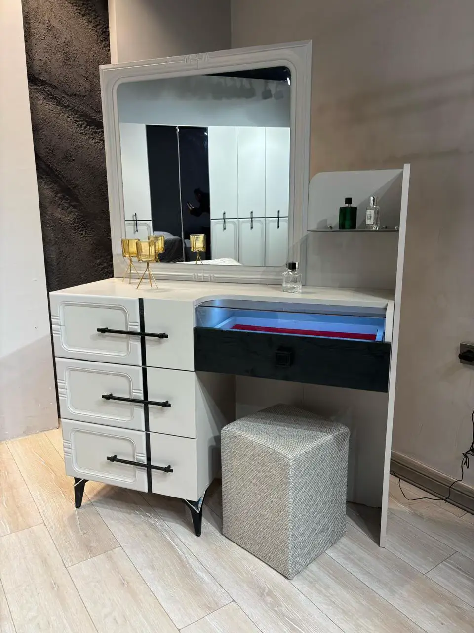 تم بعون الله وصول  موديل🔻 * زمرد  كريمي  * 🔻 *10قطع   * اصلي   ⚫️كنتور 250 سم ملحق 90 سم ارتفاع عالي 220 سم ظهر بلوك 8 ملم مجموع 345 سم  🔴ميز تواليت نفس الصورة سكك مراحل ⚫️كومدي عدد 2 اناره لد  🔴سرير نفرين180سم*200سم سرير مخزن دبل هايدروليك بازيات عالي  ⚫️درور مجرات 🔴مرايه قيافه  ⚫️طابوريه دوشمه  🔴شازلون مثل الصوره دوشمه و مخزن  ا