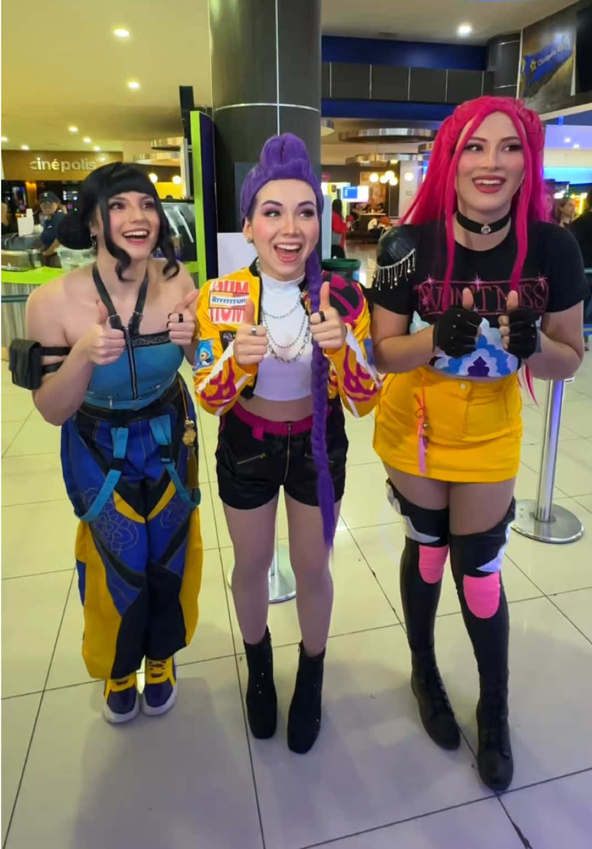 Éramos las únicas 3 JAJA la sala bien vacía 😂💔🍿 Con @festival kindom show 