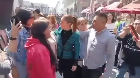 Presidenta sufre acoso sexual en el centro de la Ciudad de México Un hombre acosó sexualmente a la presidenta de México, Claudia Sheinbaum, mientras caminaba por calles del centro de la Ciudad de México. La escena quedó grabada ante las cámaras y muestra cuando un sujeto se acerca por detrás, la toma del hombro, en tanto que con la otra mano bordea la cintura y la lleva al pecho, es ahí cuando personal de seguridad interfiere. La presidenta vivió esta experiencia que viven miles de mujeres cada día en las calles de México.
