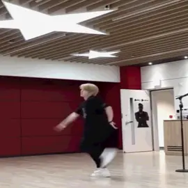 como lo mueve low low 😛 #leeknow #straykids #kpopfypシ #leeknowstraykids #straykidsedit 