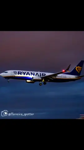 Boeing 737-8AS, Ryanair (EI-GXK), landing in Lisbon from Eindhoven (RYR13ZW) ®️ @fferreira_spotter 📷 Nikon D7500 📌 Aeroporto Humberto Delgado (LPPT) 🗓️ 25/04/2025 #ryanair #boeing737 #boeinglovers #aviationenthusiast #skyboundadventures @JazzyFizzleMUC🛩️ 