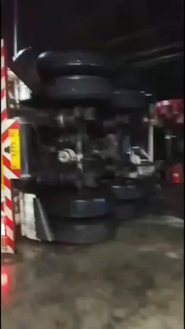 pamitmu malam Minggu untuk menginap di tempat kerja karna mau bongkar barang ternyata itu pamitmu yang terakhir dan pulangmu sudah terbujur kaku dengan di antar dan di sambut ratusan mata dengan di iringi Isakan tangis atas kepergianmu. entah amalan apa yang kamu baca dan kamu lakukan hingga Allah membuatmu istimewa di akhir hidupmu nak, selamat jalan rivan maulana anak Soleh pejuang keluarga pergi saat menjemput Rizki Allah🥹 #tragediledakantengkibensin #korbankebakaranjebrodcianjur #rivanmaulana #tangkibensinterguling #malamminggujebrodcianjurberduka