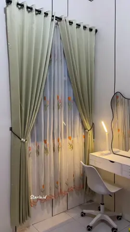 Meja dan cermin aestetic