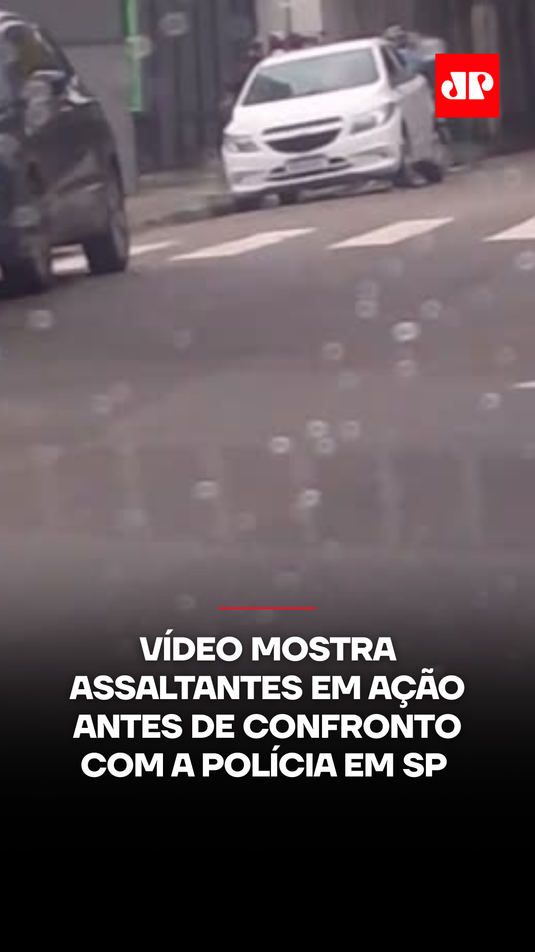 Imagens gravadas por moradores na Avenida Giovanni Gronchi, em São Paulo, mostram dois homens cometendo assaltos momentos antes de uma perseguição policial que terminou com um morto e outro ferido, neste domingo (02). Segundo a Polícia Militar, a dupla reagiu à abordagem e atirou contra os agentes, que revidaram. A Corregedoria da PM e o DHPP acompanham o caso para apurar os detalhes da ocorrência. As imagens das câmeras corporais dos policiais serão analisadas, e a Secretaria de Segurança Pública (SSP-SP) destacou confiança no trabalho das forças de segurança e na apuração técnica dos fatos. 📺 Confira na JP News e Panflix 🎥 Reprodução: Portal RTV | @myhoodbr #Brasil #PolíciaMilitar #SãoPaulo #SegurançaPública #JovemPanNews