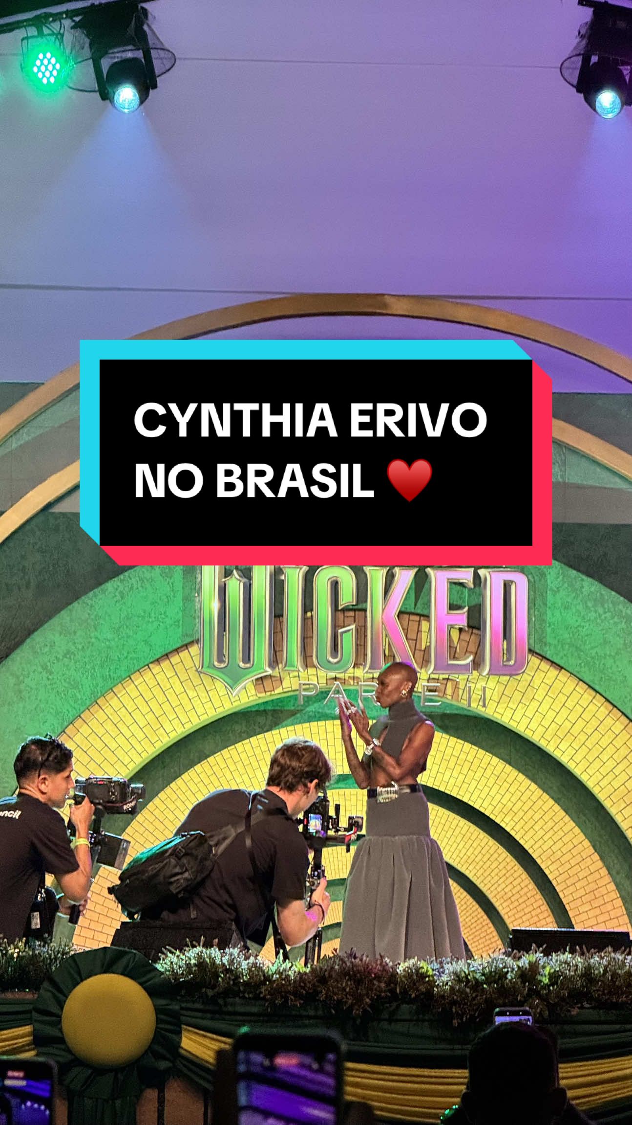 A Cynthia Erivo recebendo o amor do público durante a Première de Wicked no Brasil ✨♥️ #wickedbrasil #wicked #cynthiaerivo 