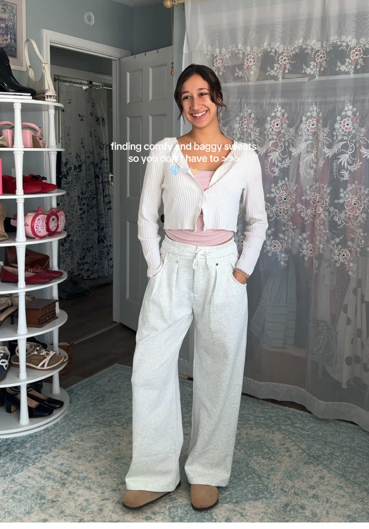 i love me a good pair of sweats and these are so nice and perfectly baggy! 🤍✨ #comfysweats #comfystyle #baggysweats #tiktokshopblackfriday 