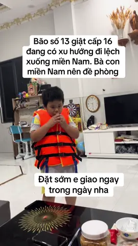 Áo phao chống lũ lụt là thứ cần thiết nhất. Đặt sớm e giao ngay trong ngày cho mn. Tăng size cho em#aophaochonglulut #aophaochongbao #aophao#aocuuho#aophaochobe