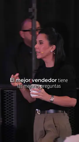 El mejor vendedor es un detective.🕵️  Los vendedores promedio hablan. Los expertos en ventas escuchan y dirigen la conversación con preguntas poderosas. Ahí está el verdadero poder. 🔥 #YoPudeTúPuedes | #Ventas 