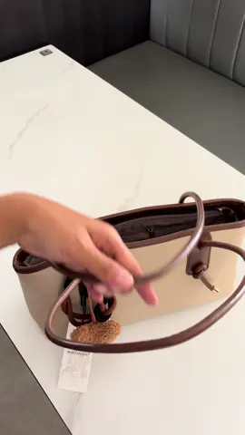 Muat banyak barang kan gays 🤎🤎🤎 #taswanita #shoulderbag #bostantenbag #fyppppppppppppppppppppppp 