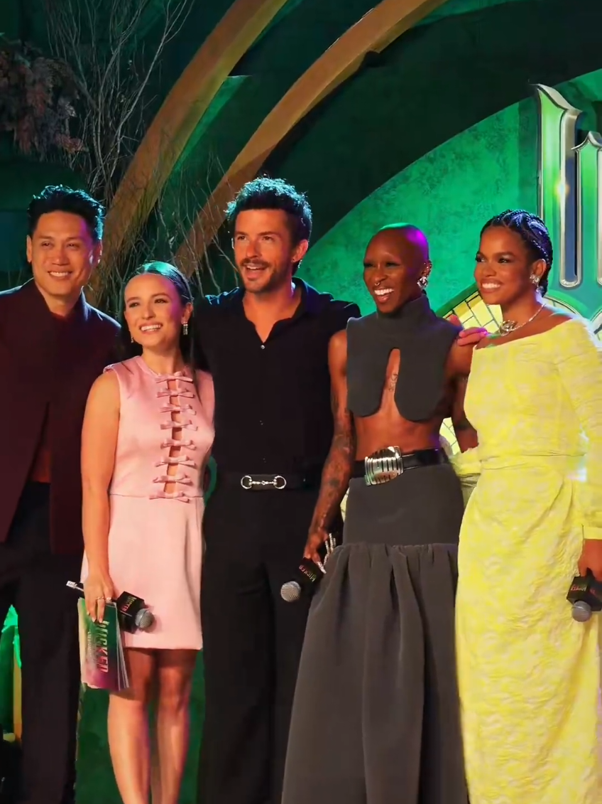 AMAMOS VER! | Cynthia Erivo, Jonathan Bailey e Jon M. Chu ao lado das apresentadoras Larissa Manoela e Jeniffer Nascimento no palco da premiere de 'Wicked: Parte II', em São Paulo! 💚🩷 🎥: Reprodução/@cynthiaerivobra #CARASBrasil #wickedpartedois #Wicked #cynthiaerivo #premiere #glinda #elphaba 