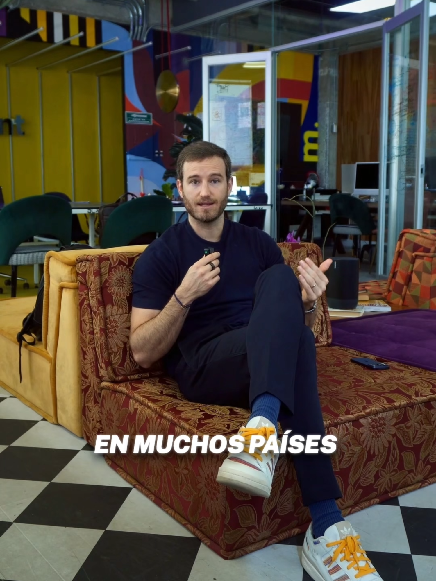 🔥 Te presento el libro ilegal que cambiará tu vida — y no, no es broma. No es ilegal con la ley, es prohibido para la mediocridad. 📕⚠️ Lo leí y fue como recibir un puñetazo de verdad: no te da excusas bonitas, te obliga a mirar lo que escondes, a decidir y a actuar. Este libro no entretiene, despierta. Te muestra lo que debes dejar ir y lo que tienes que practicar hasta que duela. Si lo aplicas de verdad, tu rutina, tus prioridades y tu nivel de exigencia no serán los mismos. 🚀 📌 Cómo usarlo: Léelo con lápiz — subraya lo que incomoda. ✍️ Escribe 3 acciones concretas por capítulo. 📝 Ejecuta una cada semana. Sin excusas. ⚡️ Si lo hojeas y lo dejas en la mesa: nada cambia. Si lo aplicas: tu vida empieza a moverse hacia otra frecuencia. ¿Lo vas a leer o vas a seguir cómodo? 🔥 #Mentalidad10x #AltaFrecuencia #AcciónNoTeoría #CrecimientoReal #ModoResultados #PiensaEnGrande #DisciplinaDiaria #Transformación #EstrategiaYAcción #NoExcusas #LecturaQueTransforma #MarianoPorter