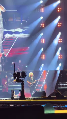 No way I’ve just witnessed Benson Boone bringing out Brian May to sing Bohemian Rhapsody!!!! #concert #livemusic #bensonboone #brianmay #bohemianrapsody 