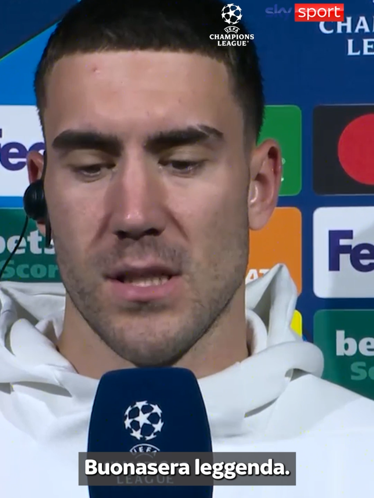 BUONASERA LEGGENDA 🔊⭐️ Il saluto di Dusan Vlahovic ad Alessandro Del Piero nel post partita di Juventus-Sporting 🏟 #JuventusSporting 1-1 #SkySport #SkyUCL #UCL #ChampionsLeague #Vlahovic #DelPiero