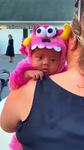 Brb I’m BAWLING 😭 #reallyauntie #niece #halloween #sistersfirstbaby #trend