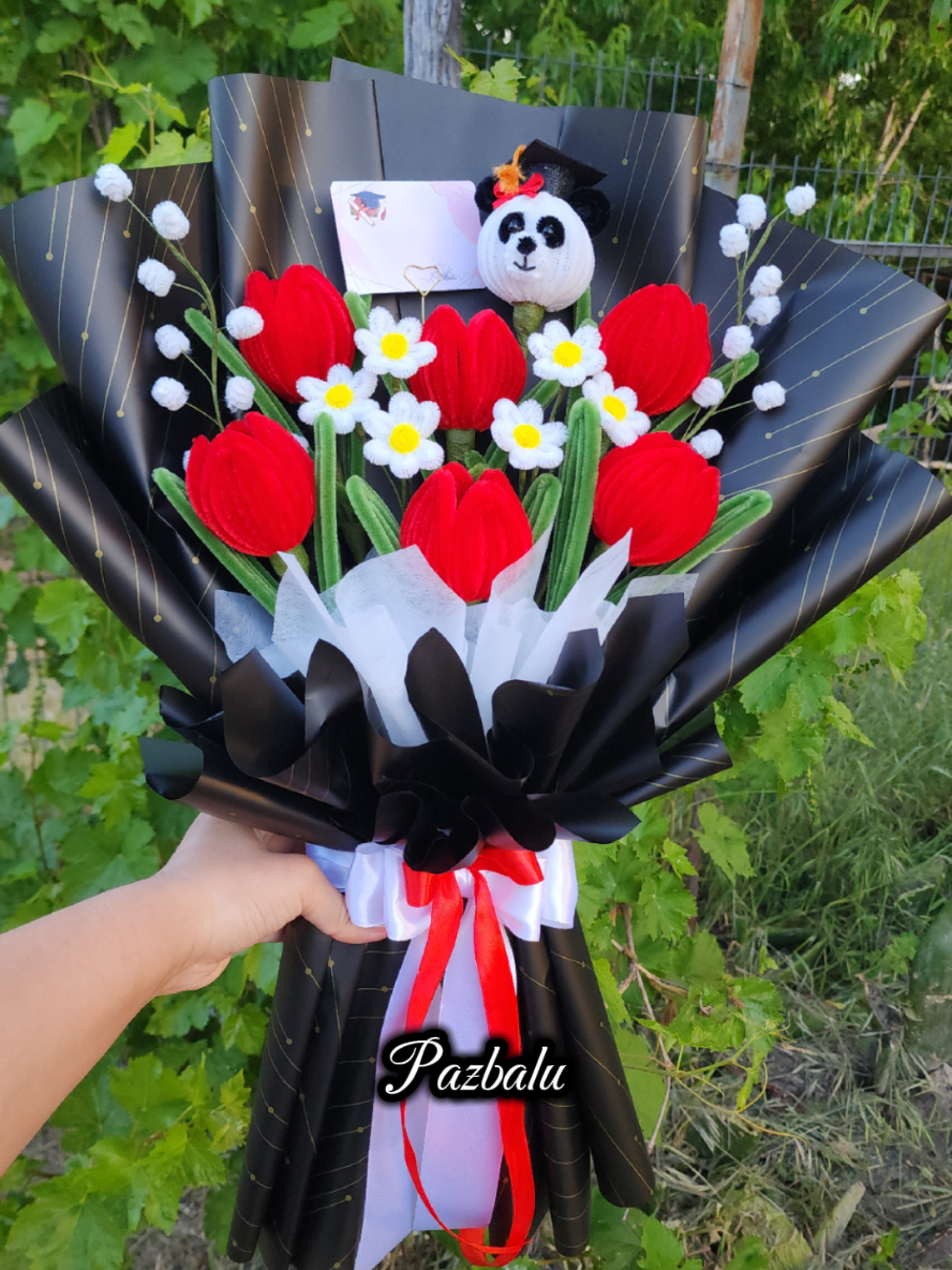 Tulipanes, margaritas y pandita.  Graduacion 2025 🎓 #sunflowers #pipecleanerart #chenilleflowers #limpiapipas #tulipanes 