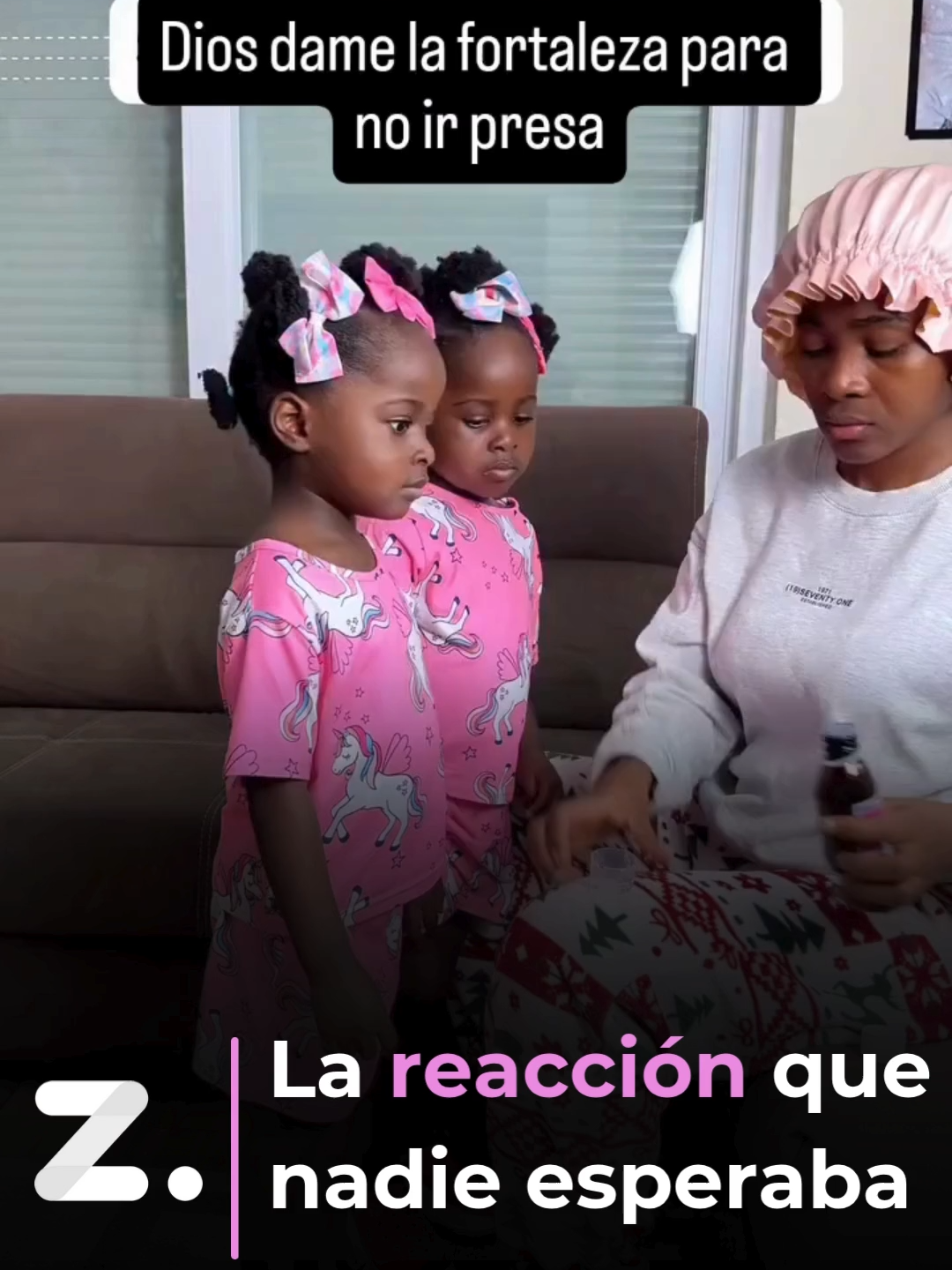 La mamá solo quería darles el remedio… pero una de las niñas decidió “devolverlo”  El momento quedó grabado: la mamá congelada, la hermana mirando, y todos tratando de no reírse. Porque ser mamá también es tener paciencia nivel experto  #HumorReal #VidaDeMadres #Niños #MomentosQueNoSeOlvidan #Viral