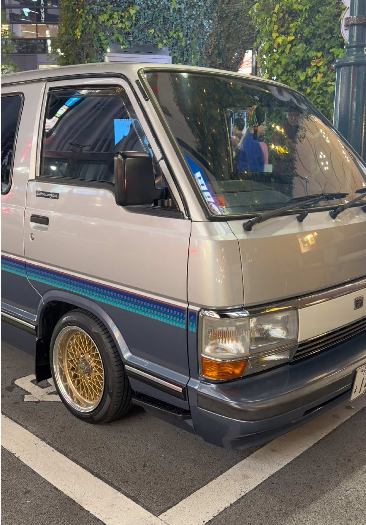 On today’s car spotting in Japan, I came across this cool Toyota HiAce! I love how over here in Japan people really take pride in paint jobs and not just wrapping there cars all the time (no offence to anyone my car is wrapped too lol) but fresh paint jobs really be giving these rides a lot more character fr.  #toyota #HiAce #jdm #carspotting #tokyo 