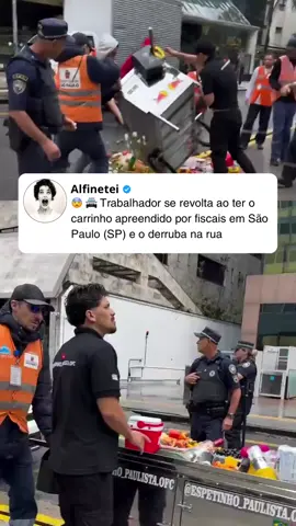 😨 🚔 Trabalhador se revolta ao ter o carrinho apreendido por fiscais em São Paulo (SP) e o derruba na rua. #trabalhador #carrinho #foodtruck #lanche #policia 