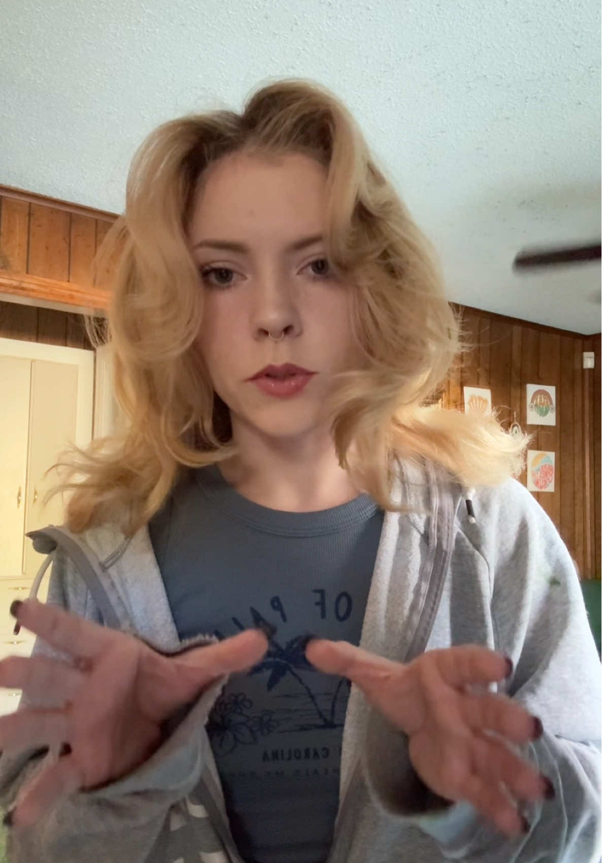 keep ur head up. literally and metaphorically. public areas aren’t very safe anymore so no more checking the weather app when u get anxious anymore. actively try to break yourself from that habit if you can. i’ve been trying to as well! #fypシ #fyp #foryoupage #confidence #selfdefense 