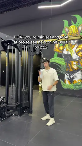 What exercise is bro doin 🤦🏻‍♂️ 